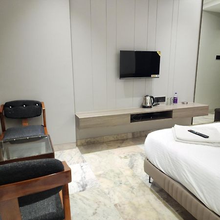 Hotel Statusinn, Ichalkaranji Exteriör bild