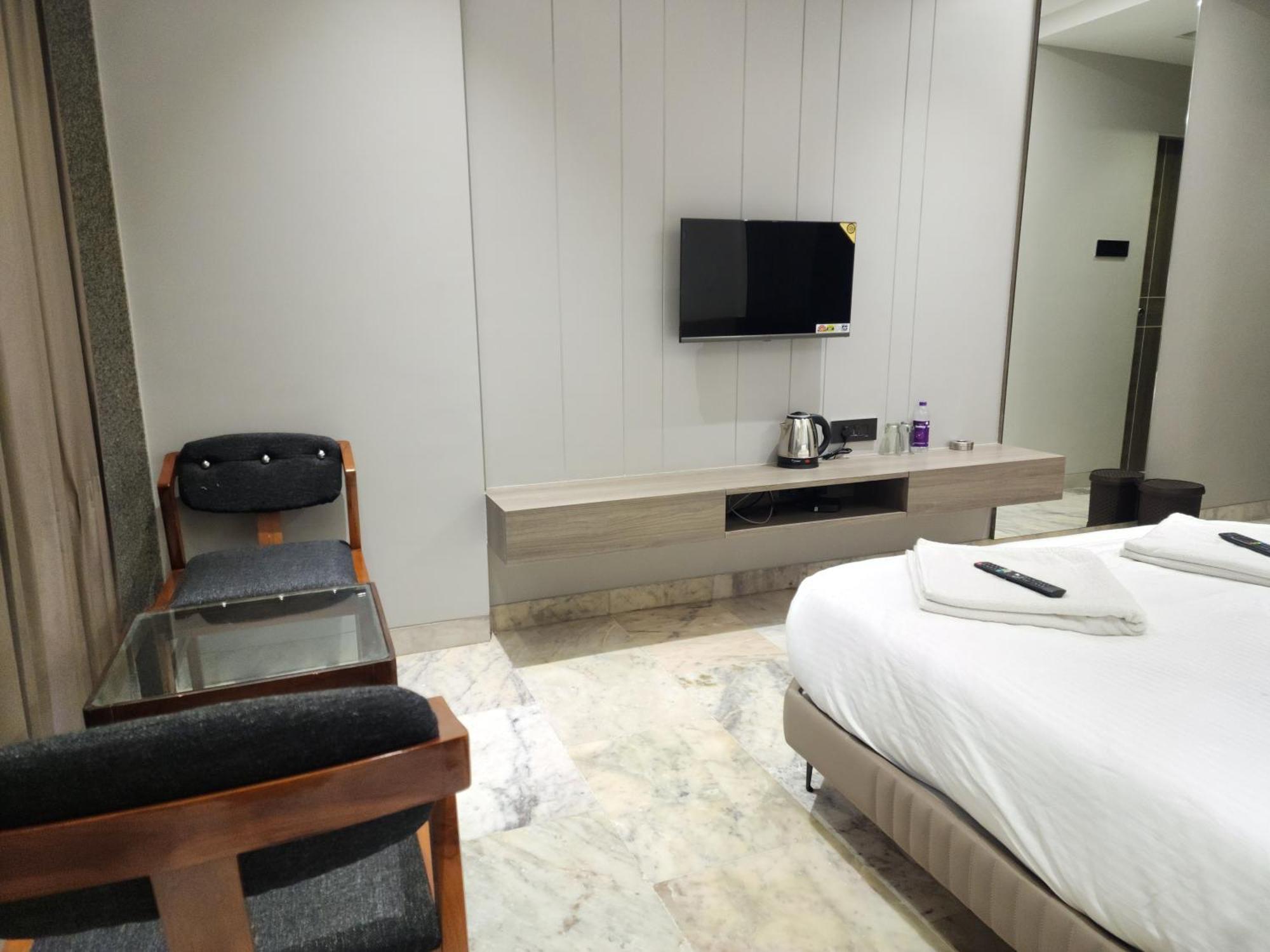 Hotel Statusinn, Ichalkaranji Exteriör bild