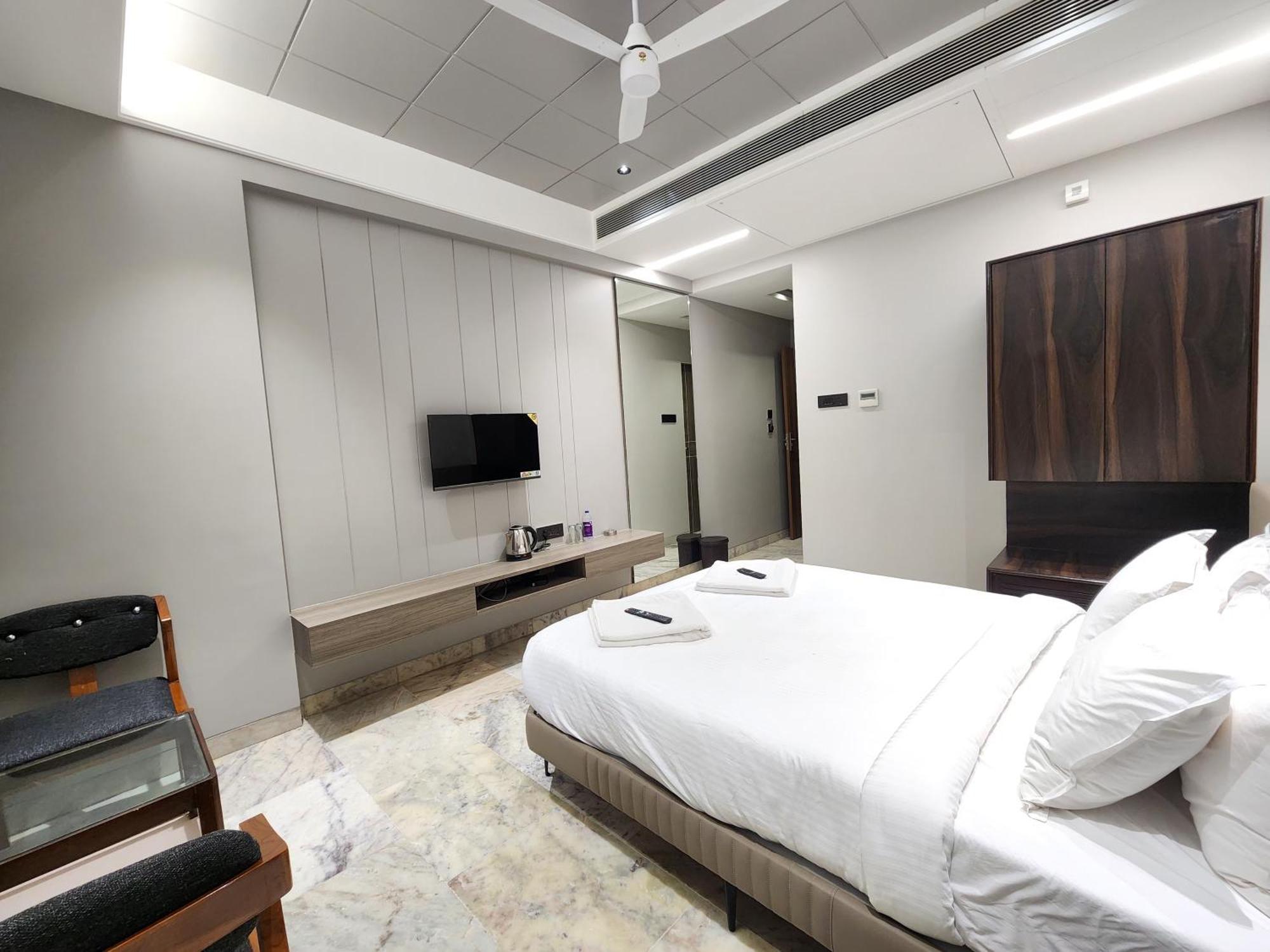 Hotel Statusinn, Ichalkaranji Exteriör bild