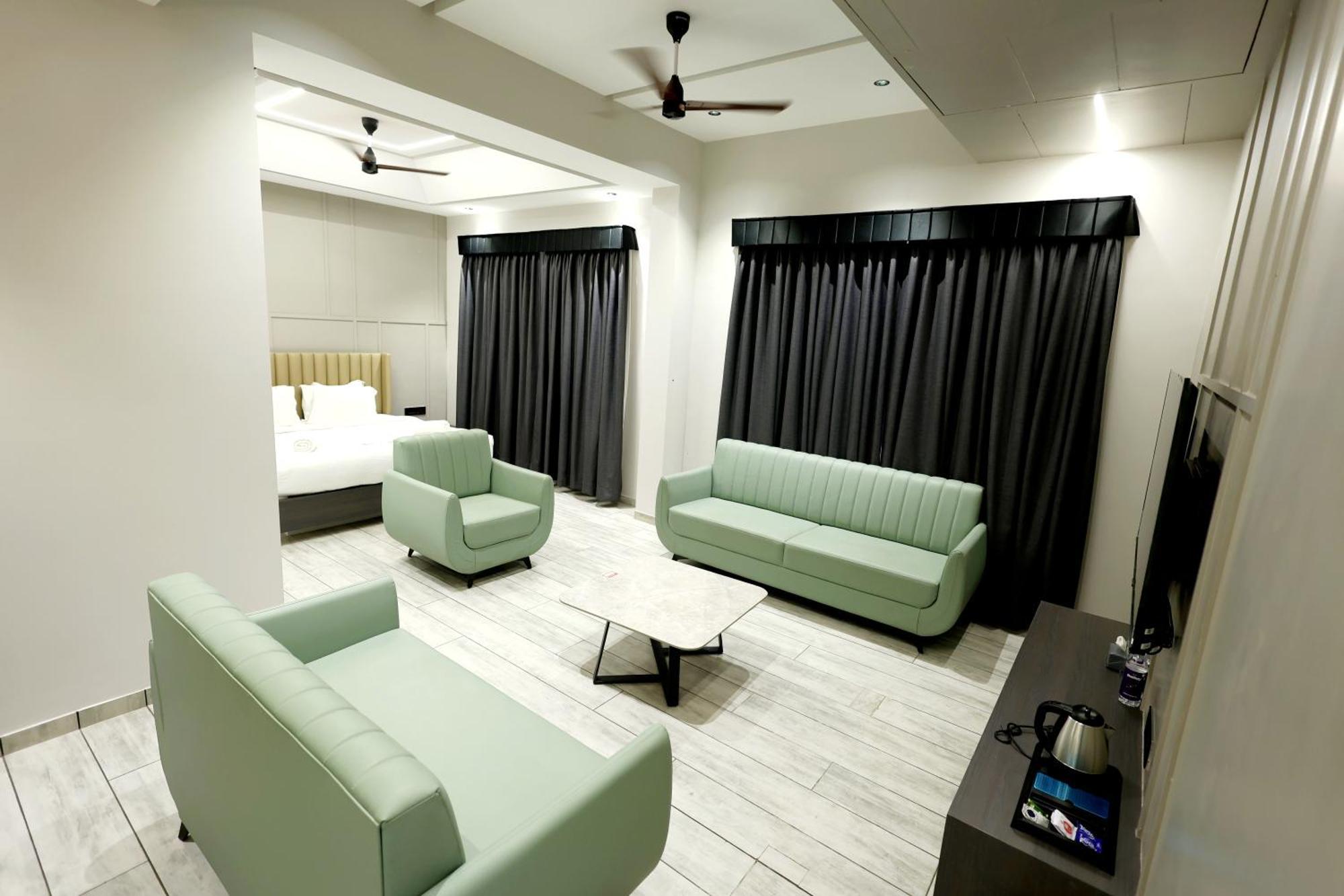 Hotel Statusinn, Ichalkaranji Exteriör bild