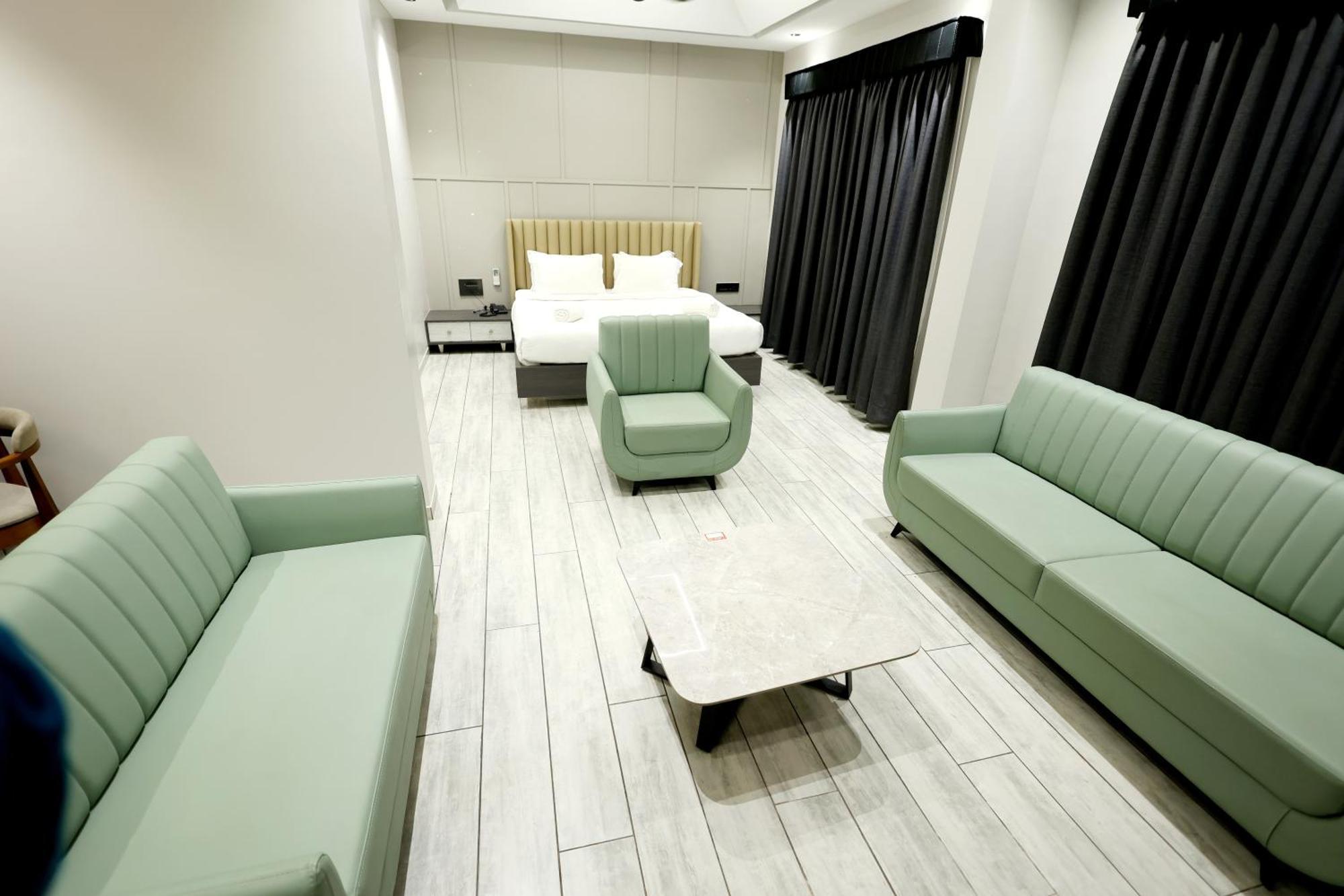 Hotel Statusinn, Ichalkaranji Exteriör bild