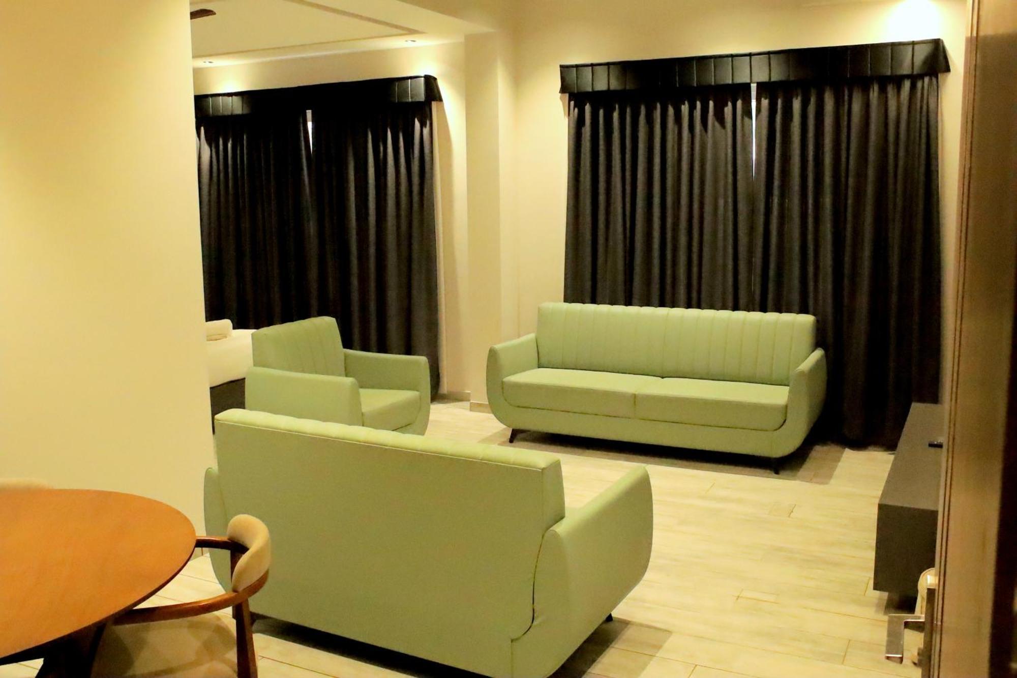 Hotel Statusinn, Ichalkaranji Exteriör bild