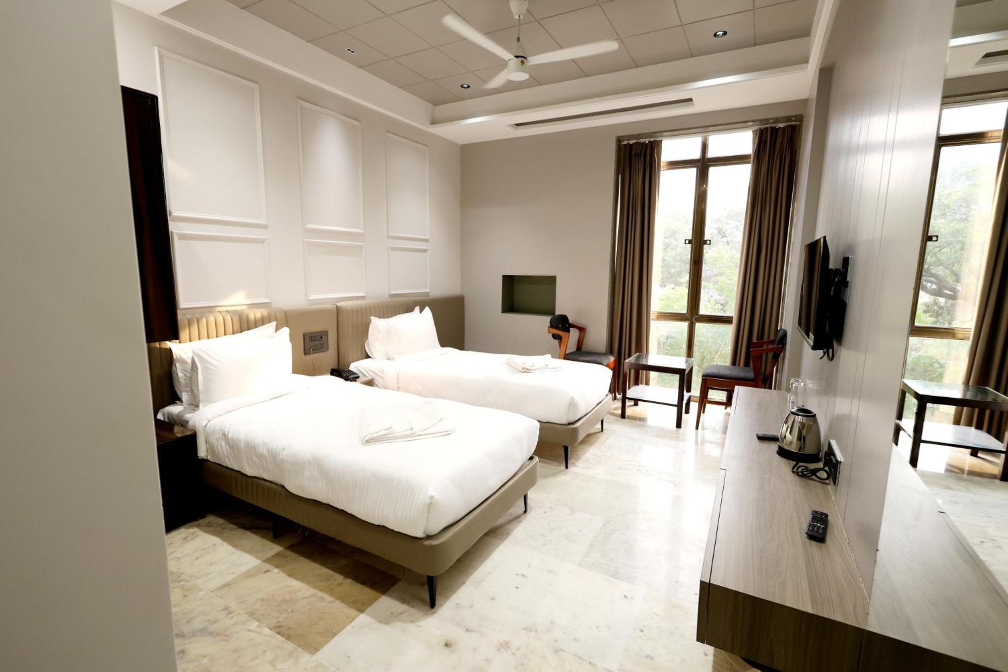 Hotel Statusinn, Ichalkaranji Exteriör bild