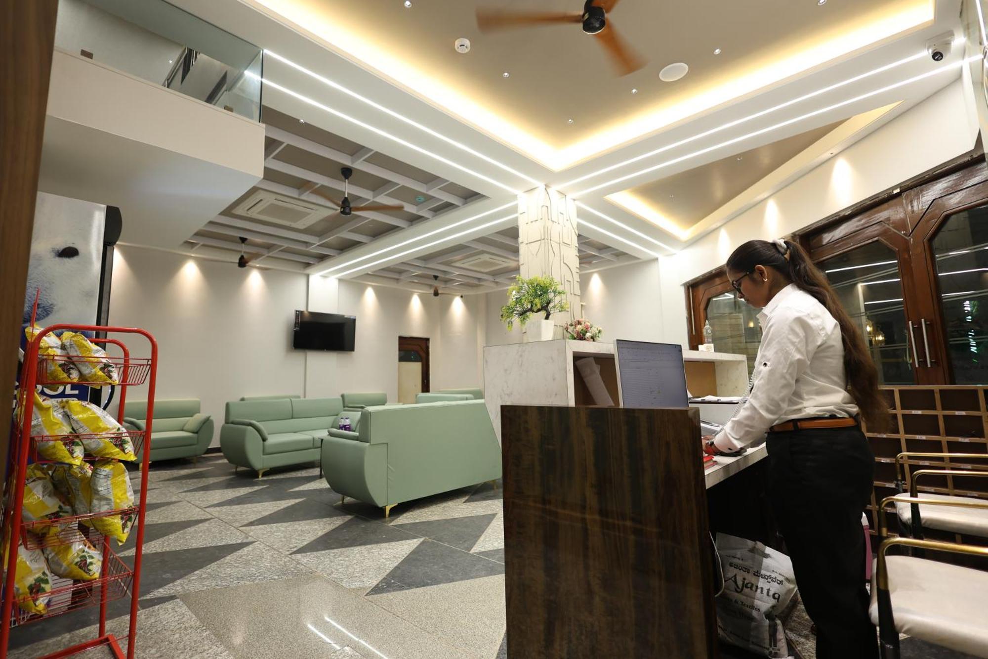 Hotel Statusinn, Ichalkaranji Exteriör bild